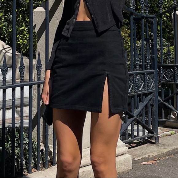 Black mini skirt - Picture 1 of 2